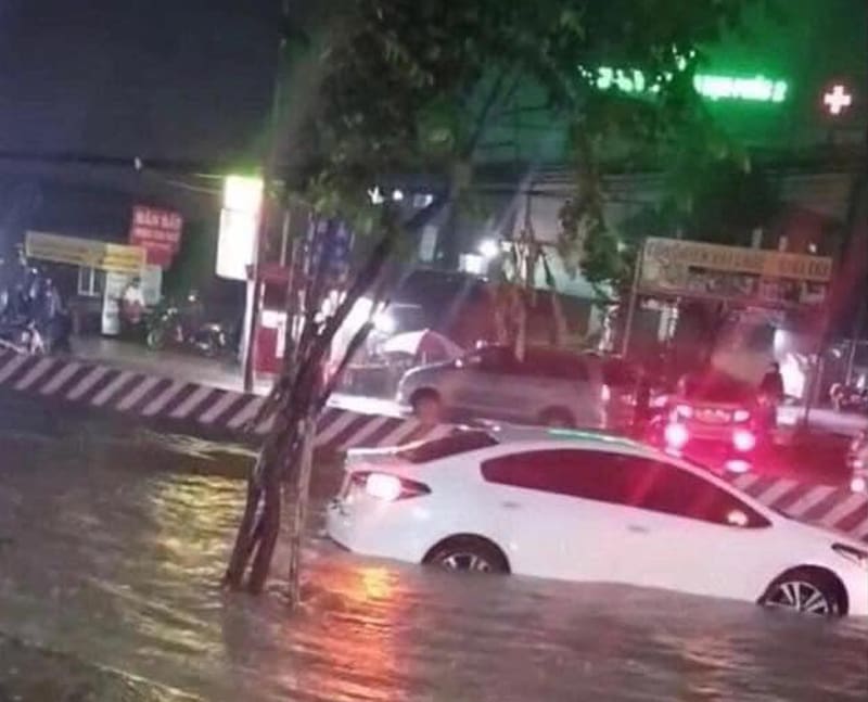 Sài Gòn mưa ngập