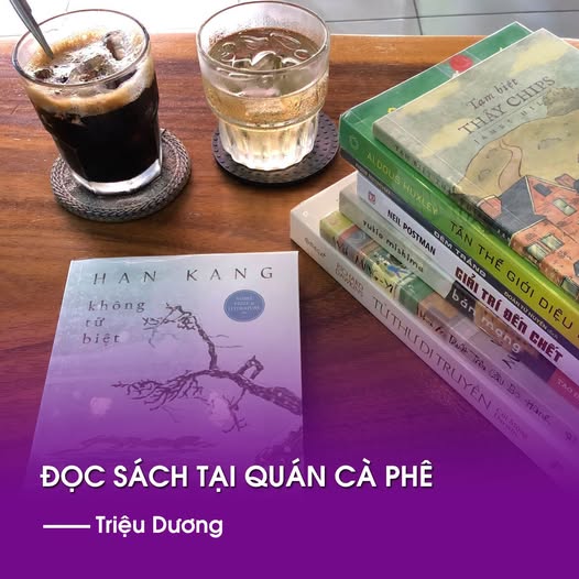 Đọc sách ở quán cà phê